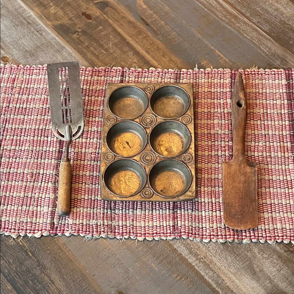 Vintage Metal Muffin Tin & 2 Spatulas